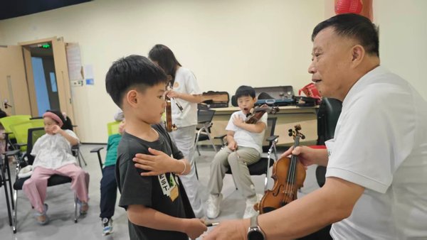 金域国际B级零基础乐团正式开课 孩子们的提琴之旅，从此刻开始